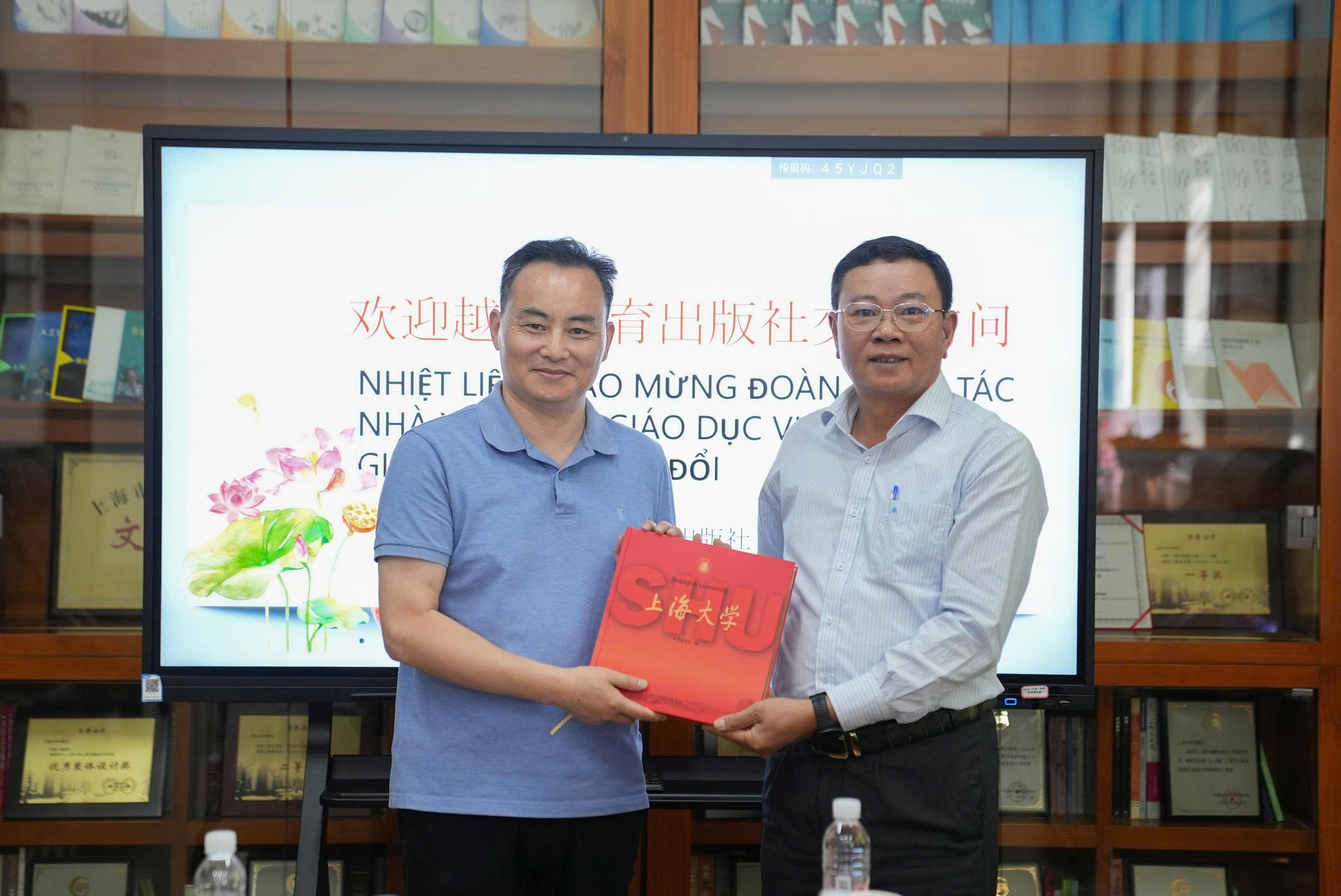Đoàn công tác Nhà xuất bản Giáo dục Việt Nam học tập, trao đổi